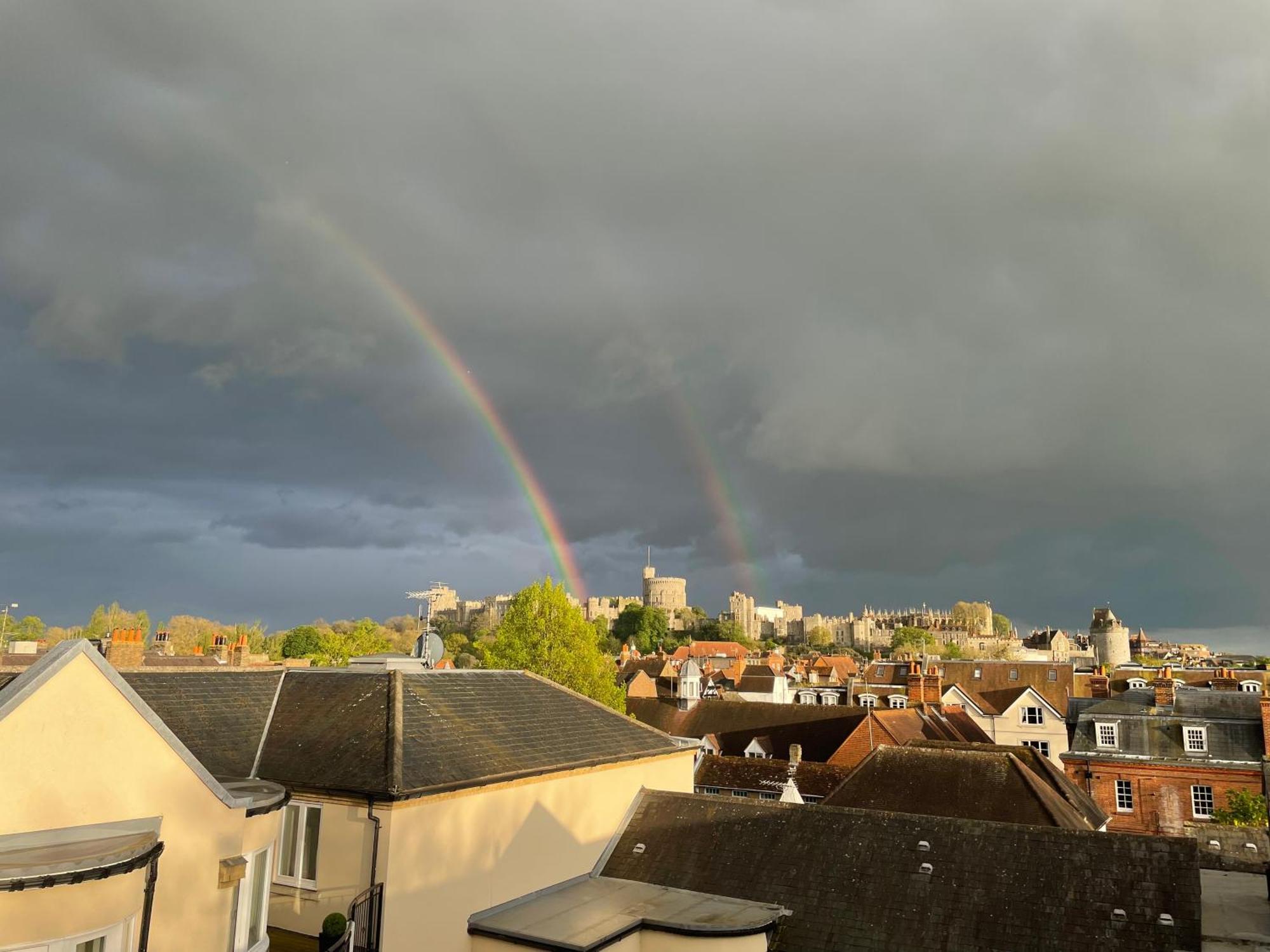 Top Floor En-Suite Double Bedrooms With Great View Of Windsor Castle & Free Parking 외부 사진