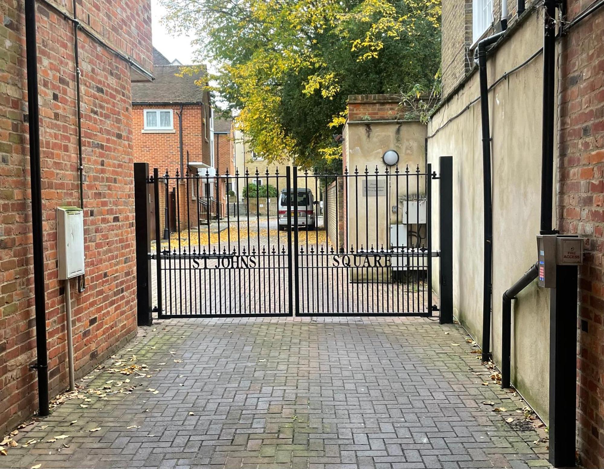 Top Floor En-Suite Double Bedrooms With Great View Of Windsor Castle & Free Parking 외부 사진