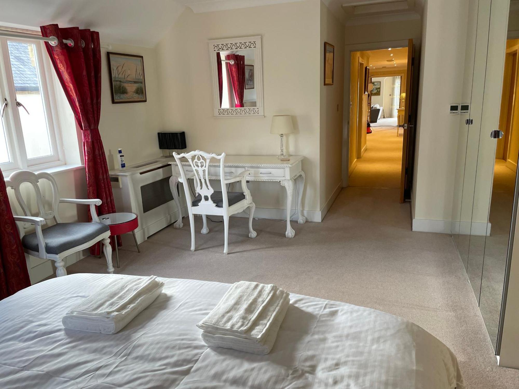 Top Floor En-Suite Double Bedrooms With Great View Of Windsor Castle & Free Parking 외부 사진