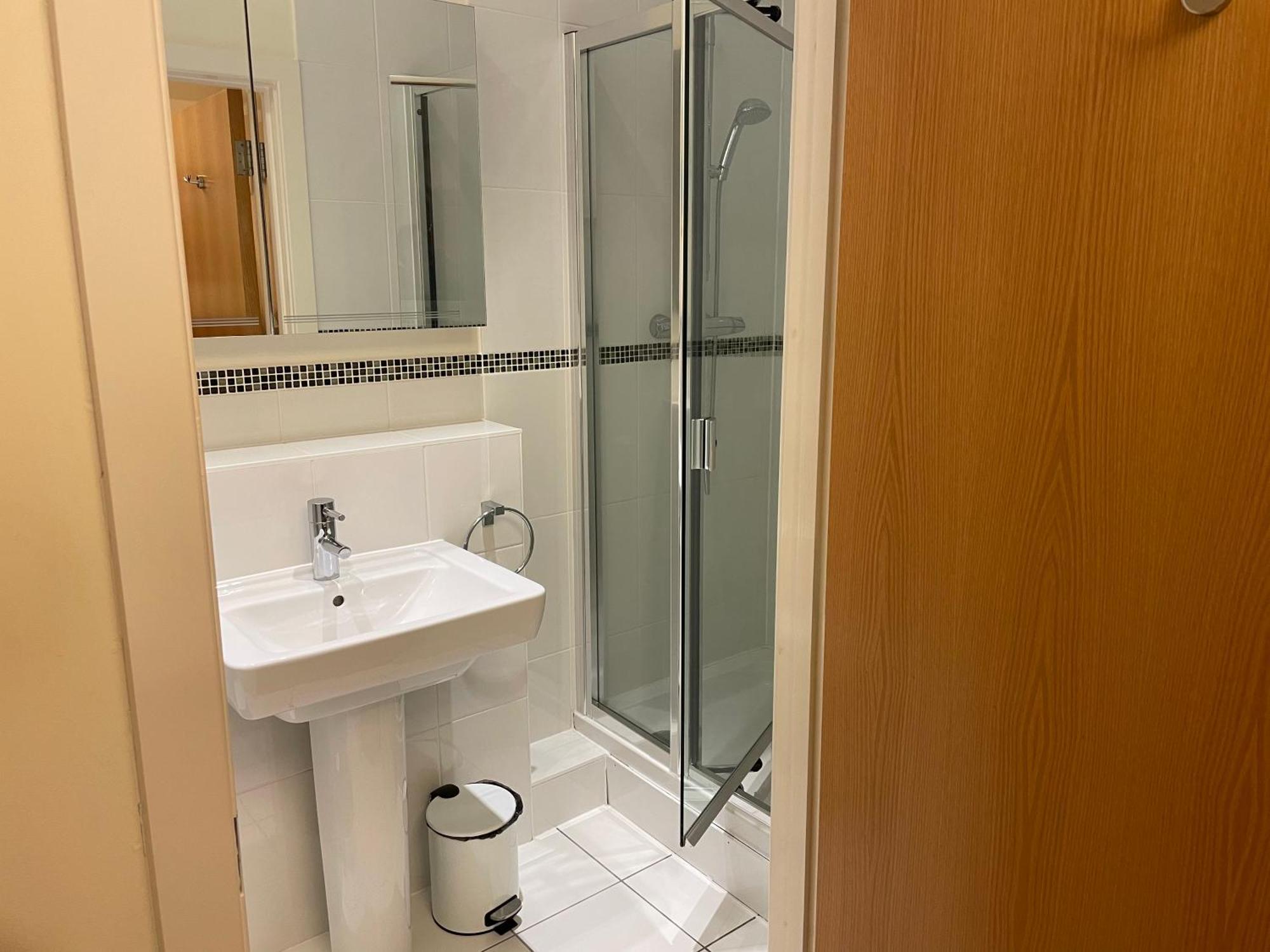 Top Floor En-Suite Double Bedrooms With Great View Of Windsor Castle & Free Parking 외부 사진