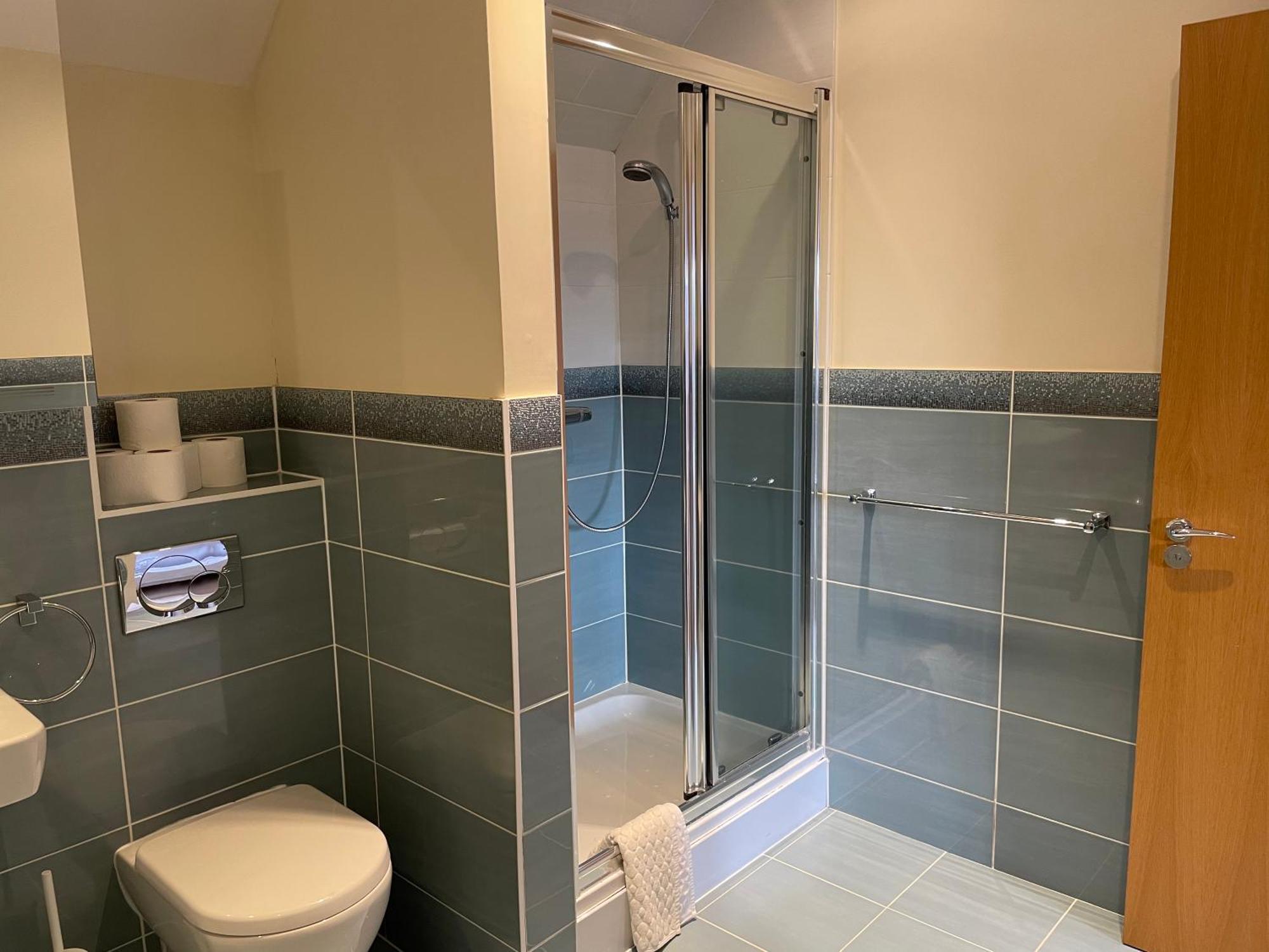 Top Floor En-Suite Double Bedrooms With Great View Of Windsor Castle & Free Parking 외부 사진