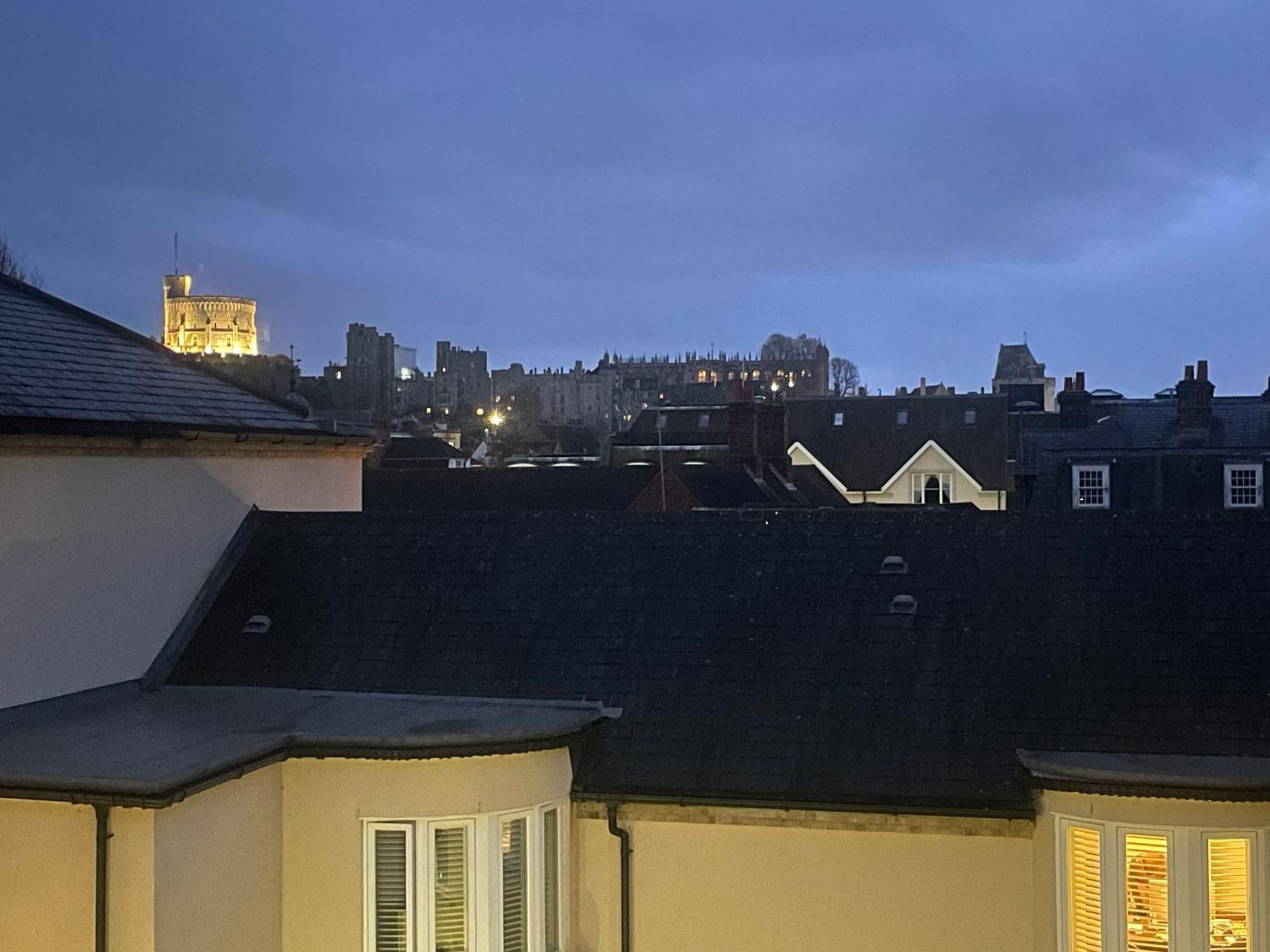 Top Floor En-Suite Double Bedrooms With Great View Of Windsor Castle & Free Parking 외부 사진