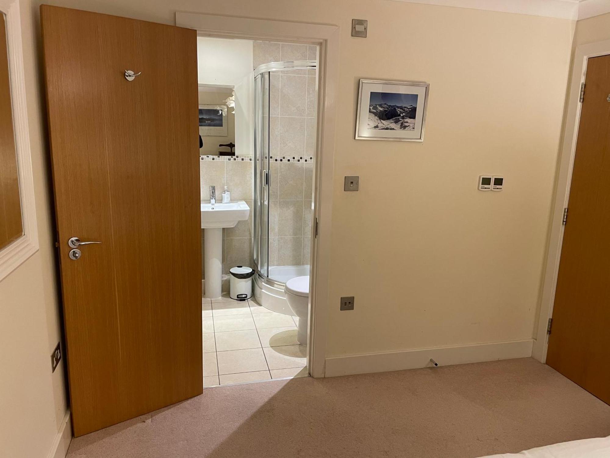 Top Floor En-Suite Double Bedrooms With Great View Of Windsor Castle & Free Parking 외부 사진