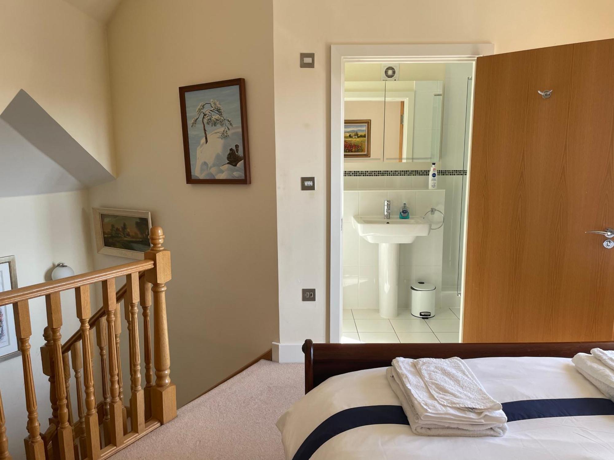 Top Floor En-Suite Double Bedrooms With Great View Of Windsor Castle & Free Parking 외부 사진