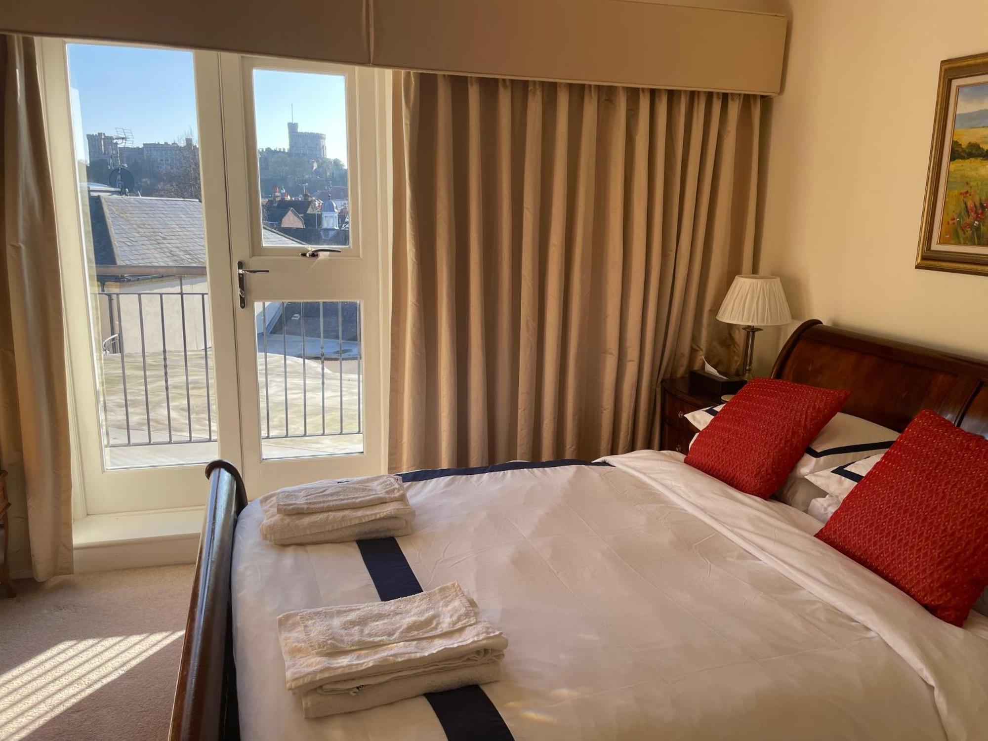 Top Floor En-Suite Double Bedrooms With Great View Of Windsor Castle & Free Parking 외부 사진