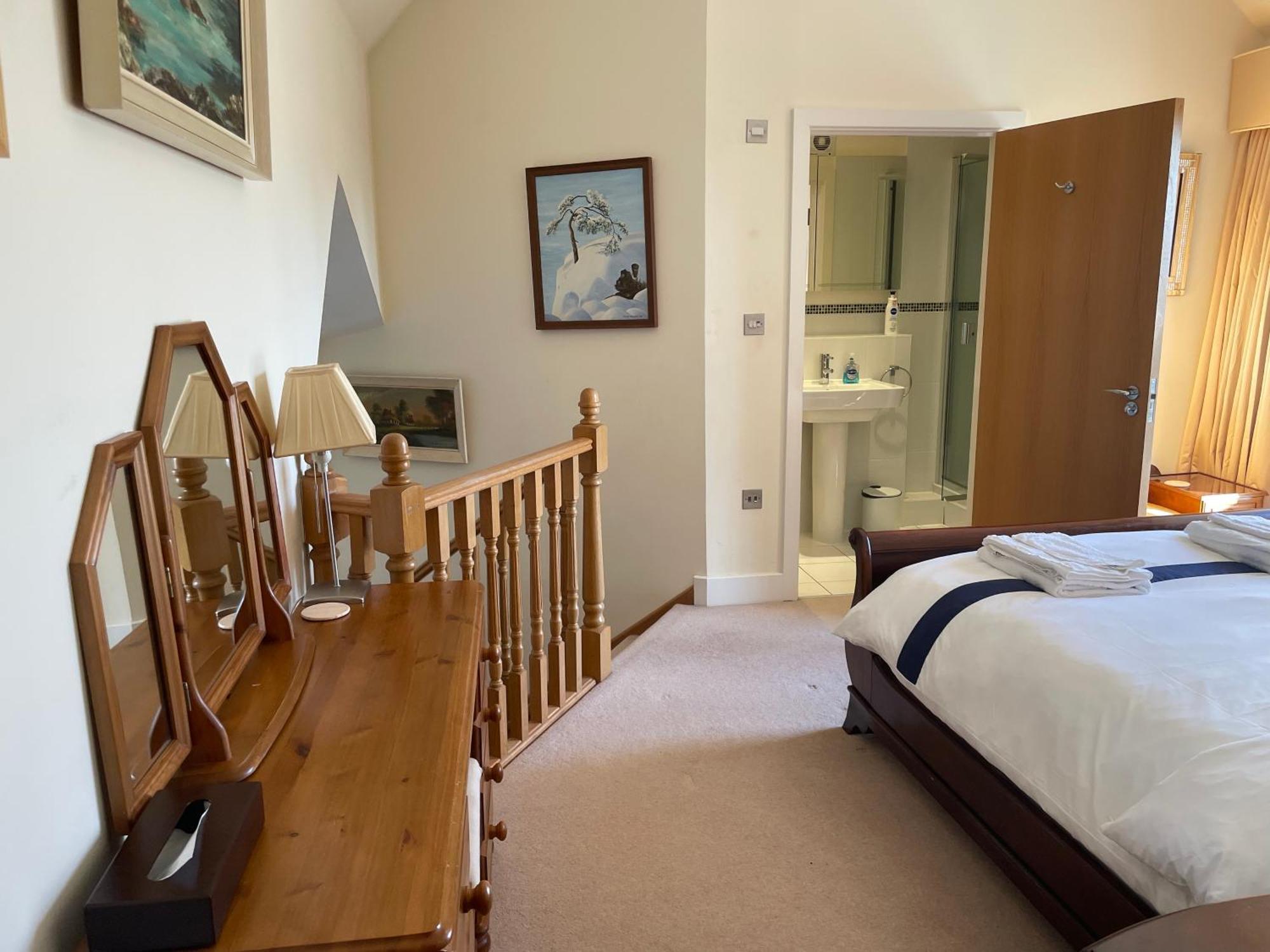 Top Floor En-Suite Double Bedrooms With Great View Of Windsor Castle & Free Parking 외부 사진