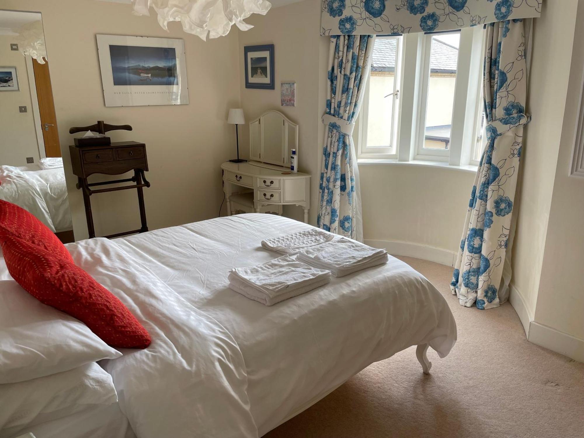 Top Floor En-Suite Double Bedrooms With Great View Of Windsor Castle & Free Parking 외부 사진
