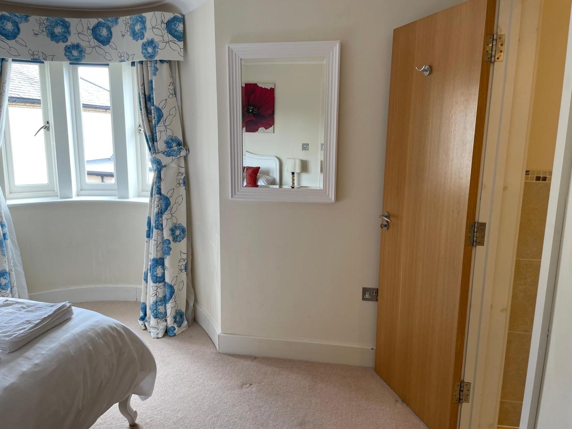 Top Floor En-Suite Double Bedrooms With Great View Of Windsor Castle & Free Parking 외부 사진