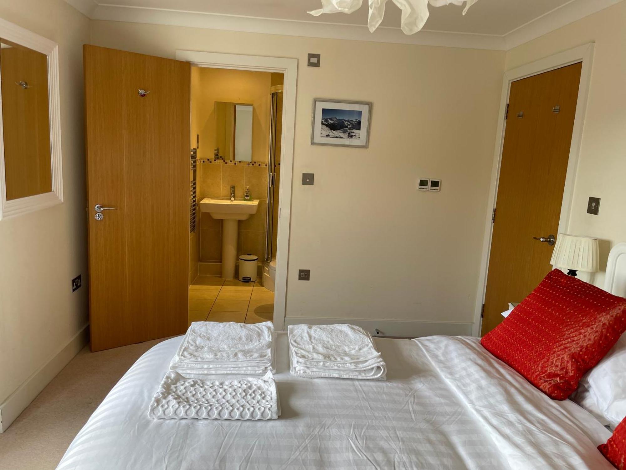 Top Floor En-Suite Double Bedrooms With Great View Of Windsor Castle & Free Parking 외부 사진